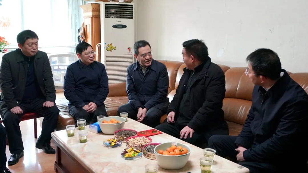 省国资委党委书记、主任冯文生等领导走访慰问省尊龙凯时集团老党员、老干部