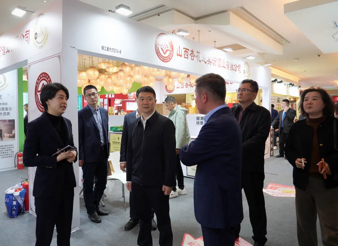 省尊龙凯时集团党委书记、董事长游勇率队到2025锦江宾馆春季酒类商务洽谈会现场检查指导重点工作